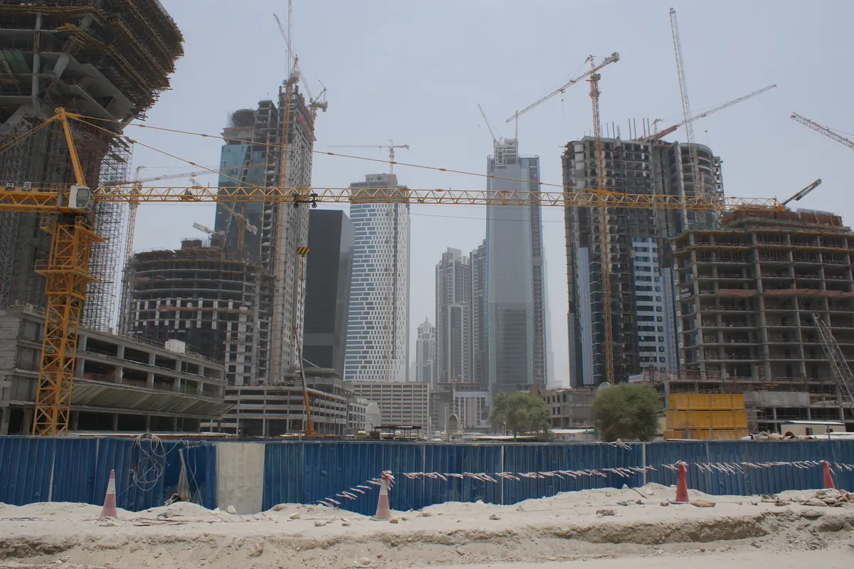 Torres de viviendas en construcción con grúas en Business Bay, Dubái