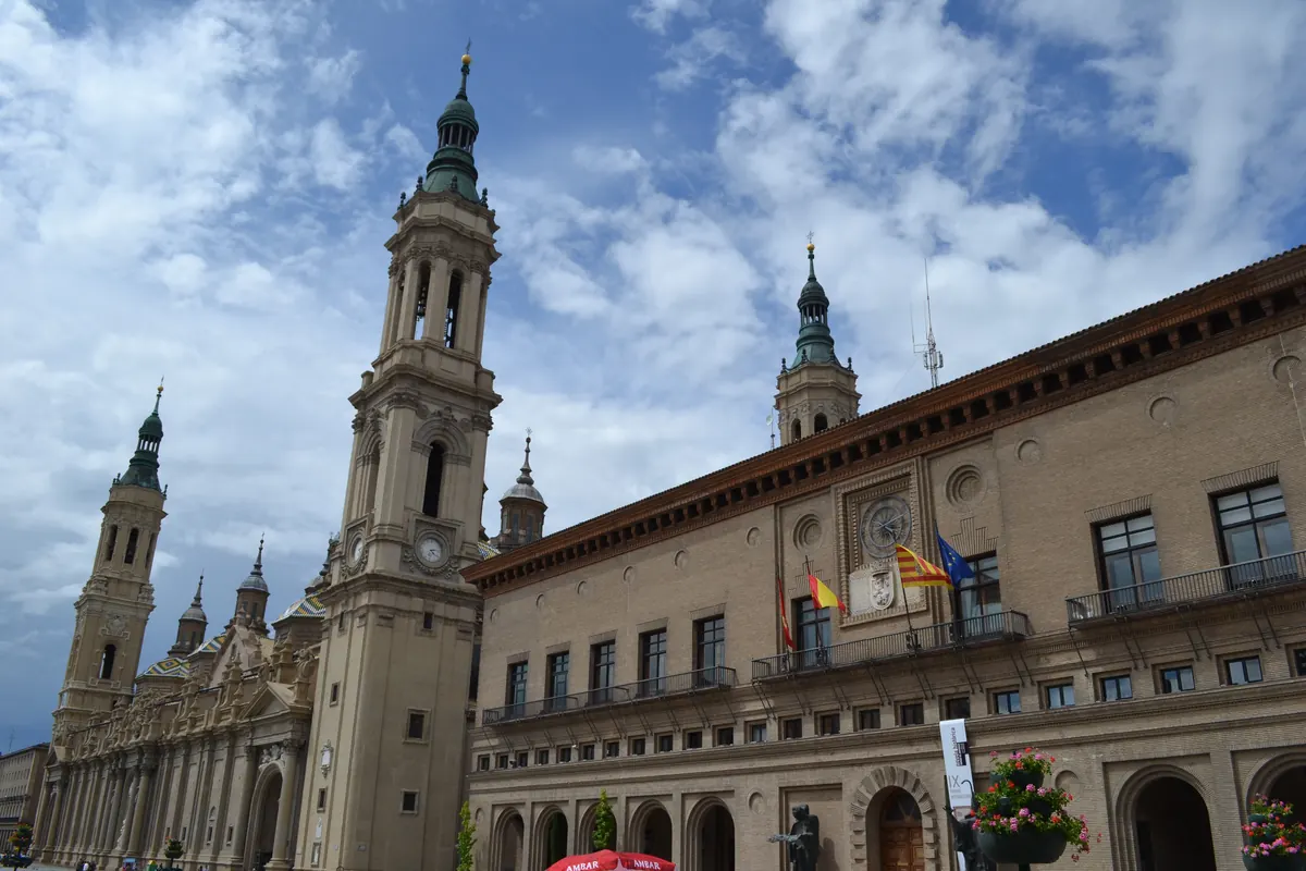 Fachada del Ayuntamiento de Zaragoza junto a las torres de la Basílica del Pilar