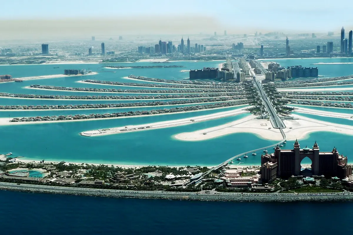 Vista aérea de Palm Jumeirah en Dubái con el hotel Atlantis y las villas residenciales de las hojas