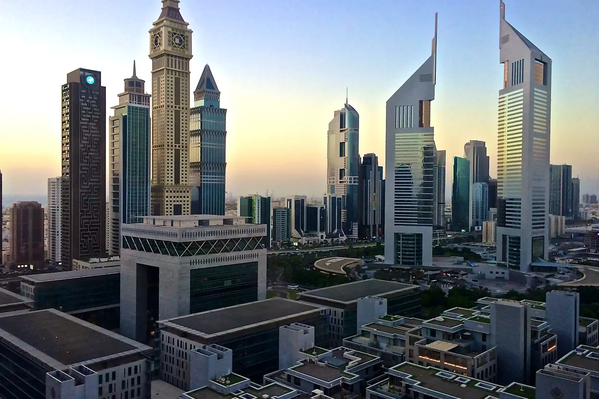 Rascacielos de oficinas del DIFC y las Emirates Towers en el distrito financiero de Dubái