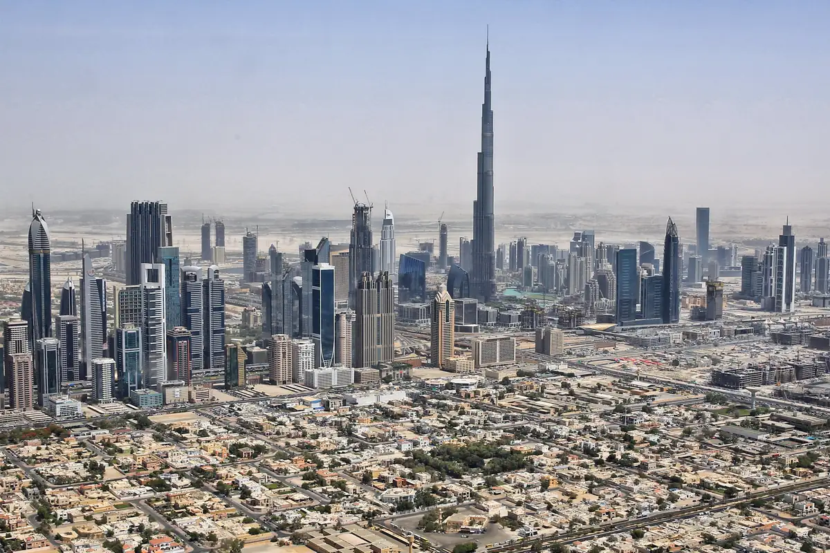 Skyline de Downtown Dubái con el Burj Khalifa visto desde el aire a plena luz del día