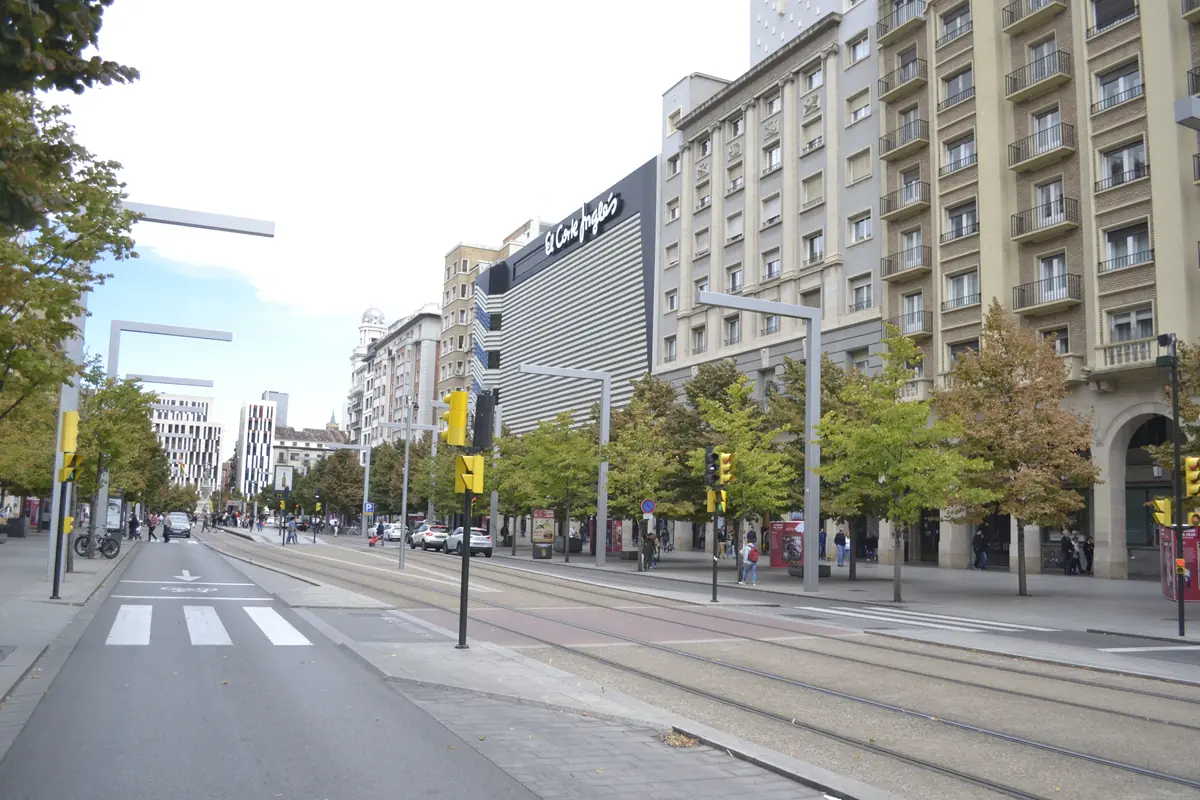 Paseo de la Independencia de Zaragoza con edificios residenciales y árboles a la luz del día